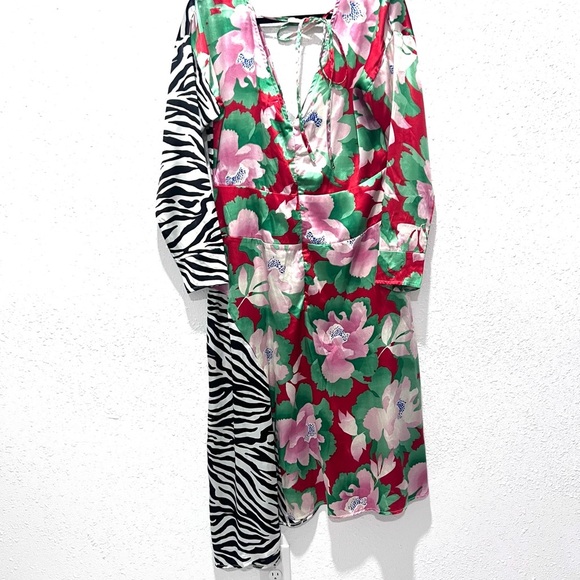 ASOS DESIGN Curve wrap maxi Floral and Zebra Long Sleeve dress in mixed print 6 - Picture 6 of 13